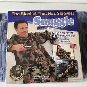 NWT Snuggie Designer Fleece Blanket With Sleeves and Pockets Camouflage Pattern